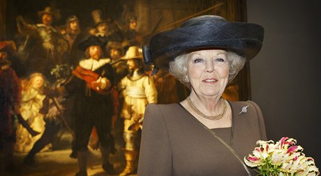 Královna Beatrix ped Rembrandtovým obrazem pi otevírání amsterodamského
