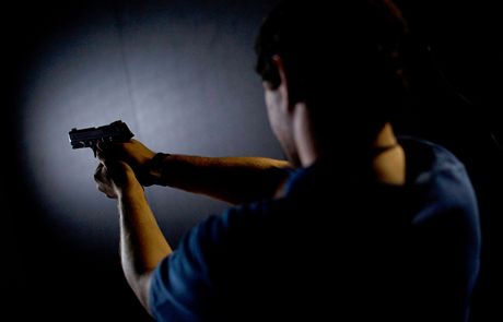 Za dvemi bytu mladé eny ekal její bývalý pítel s pistolí v ruce. Ilustraní snímek