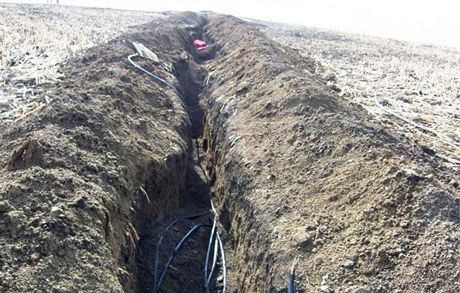 Zlodji vykopali na Brnnsku ze zem 170 metr mdného kabelu.