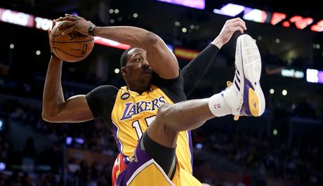 Dwight Howard z Los Angeles Lakers ve výskoku postrený jedním z hrá