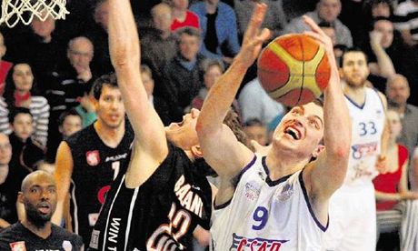 Ostravský basketbalista Filip Zbránek doskakuje mí v souboji s dínským...