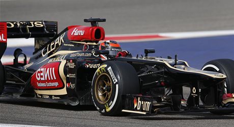 Kimi Rikknen z Lotusu pi trninku na Velkou cenu Bahrajnu.