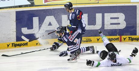 Boleslavský hokejista Tomá Nouza (v bílém) padá v duelu s Libercem.