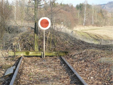 Tra z Broumova do Otovic se nepouívá osm let, dál smrem na Polsko u nevedou