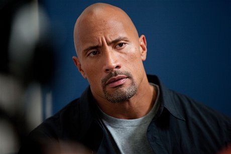 Dwayne Johnson ve filmu Práska bojuje za syna.