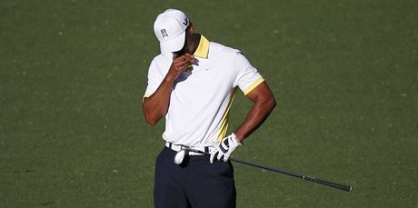 PRيVIH. Zklamaný Tiger Woods poté, co jeho míek skonil na 15. jamce ve vod.