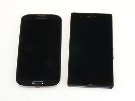 Samsung Galaxy S 4 a Sony Xperia Z. Novinka od Samsungu je men.