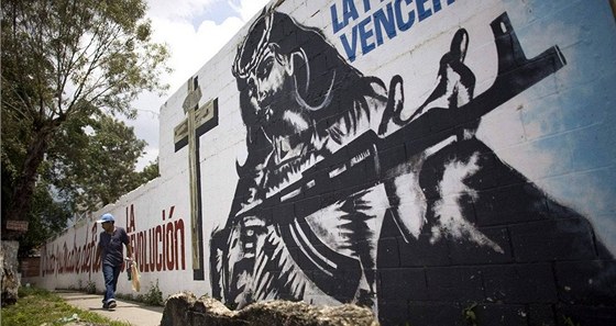 Jeí se samopalem. Graffiti v ulicích Caracasu