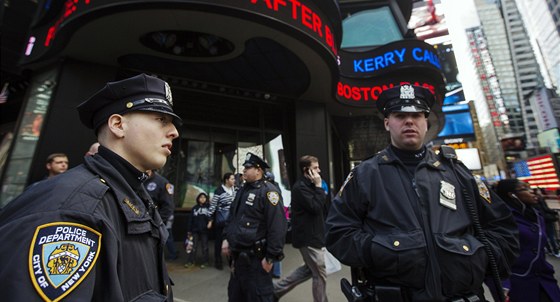 Policisté hlídkující na Times Square po explozích na maratonu v Bostonu (15.