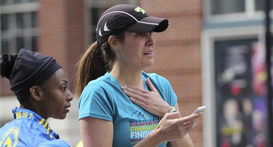 Šokovaní účastníci maratonu v Bostonu (15. dubna 2013)