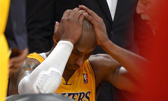 JE TO PATNÉ. Kobe Bryant z LA Lakers v tuhle chvíli ví, e sezona pro nj asi