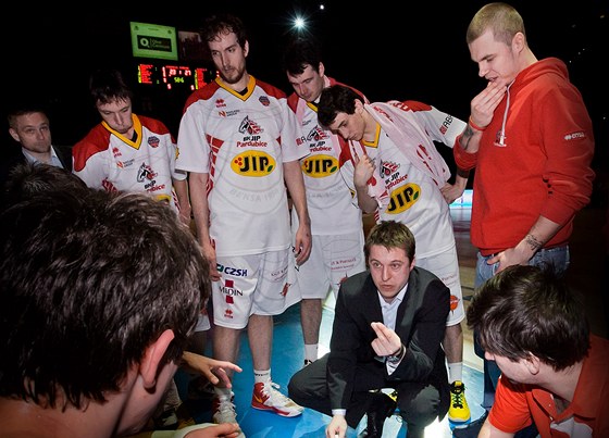 Pardubití basketbalisté naslouchají pokynm trnéra Duana Bohunického.