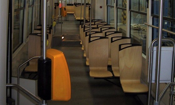 Na devné sedaky v tramvajích jsou cestující u zvyklí. Nyní se budou testovat i v autobusech. (Ilustraní snímek)