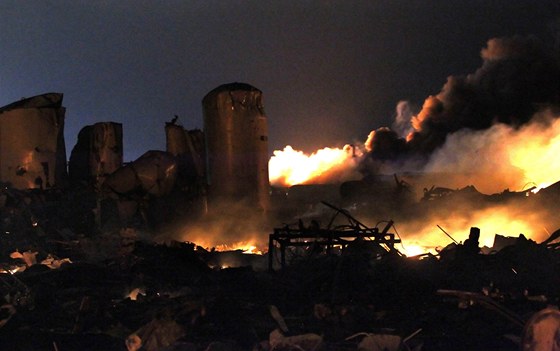 Výbuch zdevastoval samotnou továrnu i okolní budovy(18. dubna)