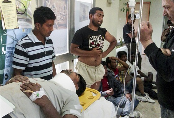 Nkolik pisthovalc odvezli zdravotníci do nemocnice, ádný není v kritickém