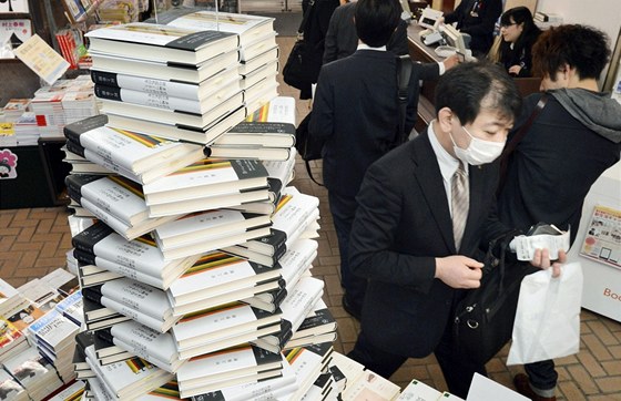 Japonci stojí fronty na nový román  Harukiho Murakamiho.