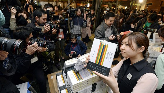 Japonci stojí fronty na nový román Harukiho Murakamiho. 