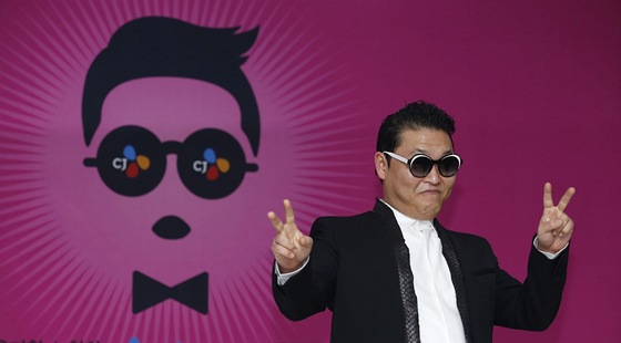 Raper PSY ped vystoupení na stadiónu Sangam v Soulu