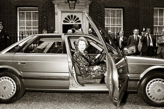 Margaret Thatcherová za volantem roveru ped svým premiérským sídlem v