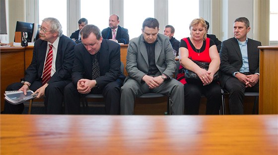 Na vyhláení rozsudku obvinní nedorazili, snímek je z dubna 2013. Na lavici obalovaných: Josef Knotek, Ladislav Jelínek, Michal Motejl, Jiina indeláová a Antonín Kühn.