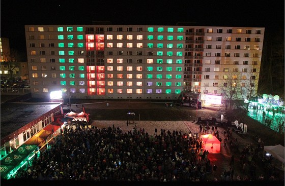 Svtelná show v oknech kolejí VUT Pod Palackého vrchem (11. dubna 2013)