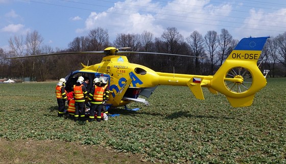 Oba tce zranné cyklisty pepravil záchranáský vrtulník. (ilustraní snímek)