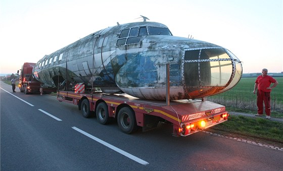 Převoz trupu prototypu dopravního letounu Iljušin Il-14FG do olomouckého...