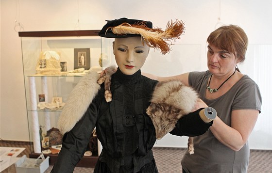 Výstava Romantická zastavení aneb střípky z módní historie v jihlavském Muzeu