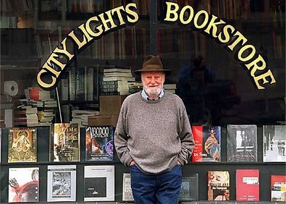 Lawrence Ferlinghetti ped svým knihkupectvím City Lights v San Francisku