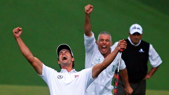 ROZHODNUTO. Australan Adam Scott a za ním jeho caddie Steve Williams slaví