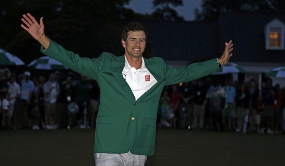 ASTNÝ VÍTZ. Adam Scott v tradiním zeleném saku po triumfu na Masters.