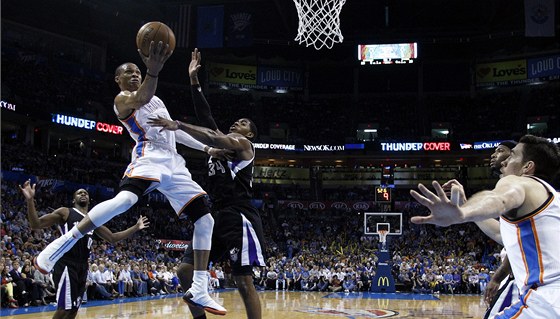 Russell Westbrook z Oklahomy stílí v utkání proti Sacramentu. 