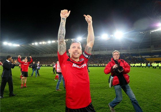 Útoník Craig Bellamy z Cardiffu se raduje z postupu do Premier League.