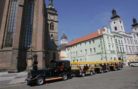 Turistický vláček jezdí například v Hradci Králové. Podobný by do dvou let mohl křižovat i Jihlavu.