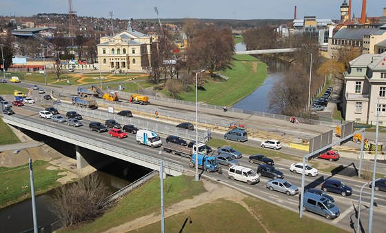 Oprava mostu na kiovatce U Jána v Plzni zaala v polovin dubna. Auta jedoucí od Prahy smrem na Domalice se musela vtsnat jen do jednoho pruhu.