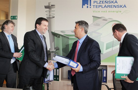 Smlouvu na výstavbu spalovny komunálního odpadu ZEVO Chotíkov podepsali generální editel KD Group Praha Jan Musil (vlevo) a pedseda pedstavenstva Plzeské teplárenské Roman Jureko.