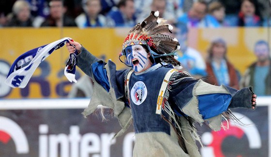 V kostýmu Indiána na led ádí úedník Tomá Ken. Pevlékání a líení mu trvá asi dvacet minut.