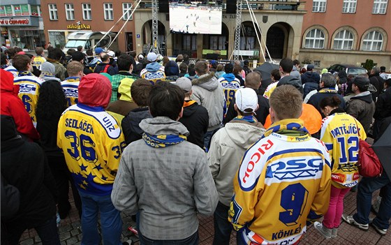 Zápasy finálové série hokejové extraligy sledovali fanouci na zlínském námstí i loni.
