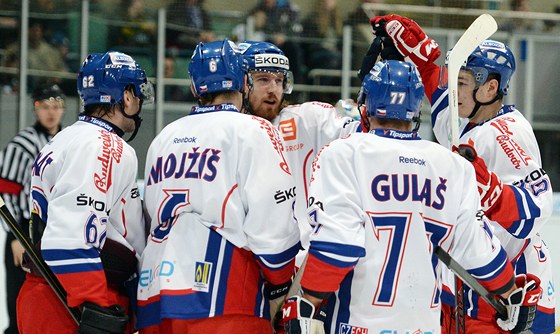 Čeští hokejisté se radují z gólu v duelu s Německem.