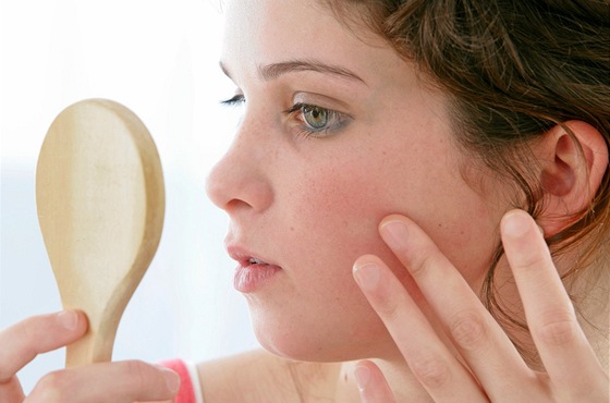 V případě mastné pleti se vyhýbejte kosmetice, která zanáší póry.