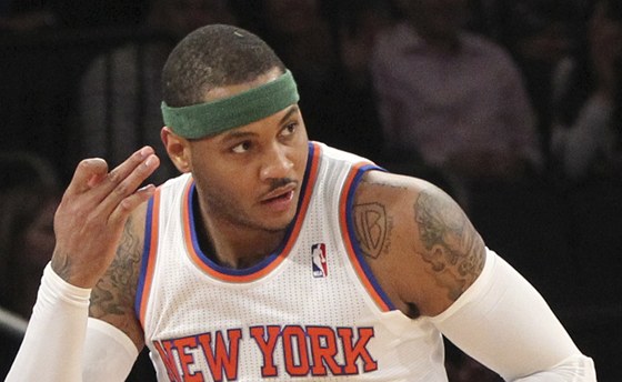 Carmelo Anthony z New Yorku slaví trefu za ti.