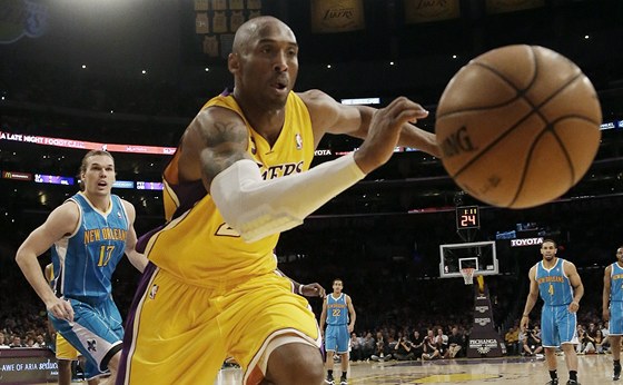 Kobe Bryant z LA Lakers se bhem utkání v New Orleans vrhá po míi.