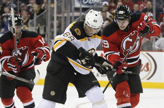 Jaromír Jágr (68) z Bostonu se probíjí k brance New Jersey.