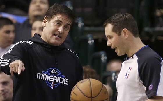 Mark Cuban, majitel Dallasu Mavericks, domlouvá rozhodímu Brianovi Fortemu.