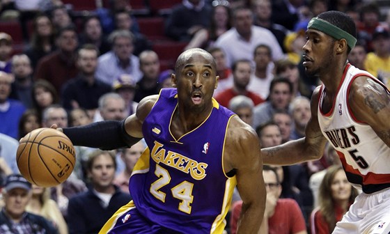 Kobe Bryant (vlevo) z LA Lakers obchází portlandského Willa Bartona.
