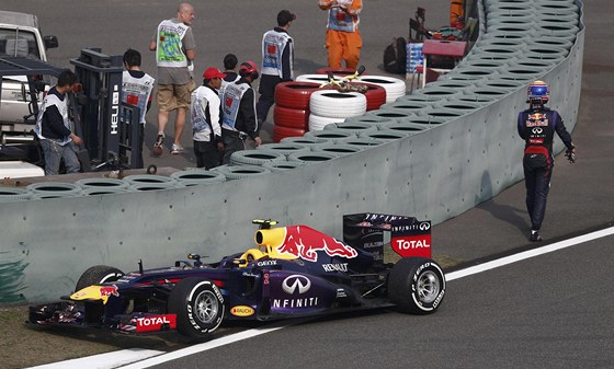 Mark Webber ze stáje Red Bull odchází znechucen od svého vozu, piel bhem