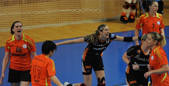 Hana Martinková (v erném) z Mostu se raduje z gólu v semifinále Vyzývacího