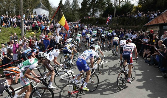 Cyklistick peloton stoup na tzv. Ze, jede se do cle jednorzovho zvodu