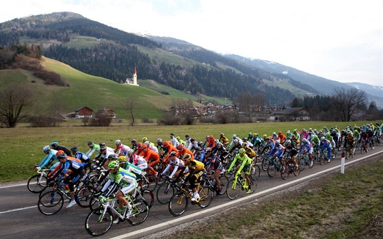 Cyklistický peloton ve druhé etap na Giro del Trentino.