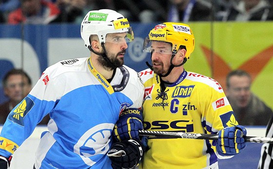 Zlínský hokejista Petr ajánek (vpravo) se petlauje s plzeským Pavlem